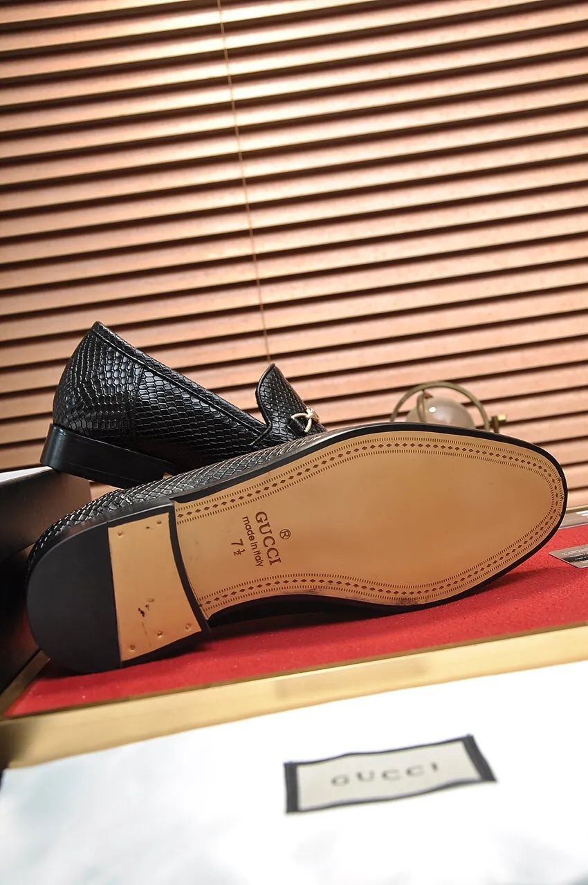 Men's shoes💰500💶Italy's top luxury men's shoe giant (GUCCI) (Gucci) (full cowhide lining) new arrival🍃Original European style🔰 Pleasant to the eye😍In order to make the shoes more durable and non-deformable🌀The production continues to follow traditional methods but there is still no lack of innovation💪Choose original sheepskin for the leather♻️ Smooth and natural And extra bright ⭐Made of imported cowhide, the first choice of rich people 38-45 (45 customized)